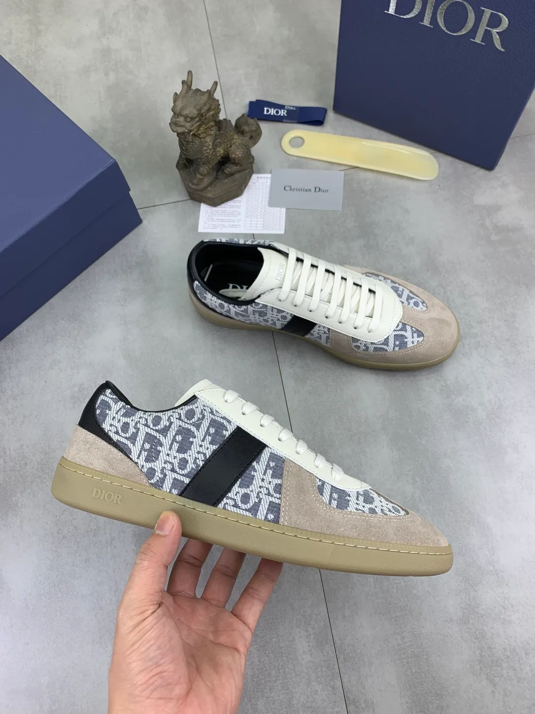 Men's shoes 💰P360 New Dior B01 moral training shoes, white first-layer cowhide, original molded outsole. New to the fall collection, this sneaker marks the return of a Dior classic, reinterpreted in a stylish and elegant silhouette. Crafted from white smooth first-grain cowhide with a tonal silk sheepskin lining, it features the Dior logo on the tongue and inner sides, and a CD icon on the heel. Paired with Tpu anti-slip soles of the same color, it can be matched with various styles to create a sophisticated look.  Code number: 38-44
